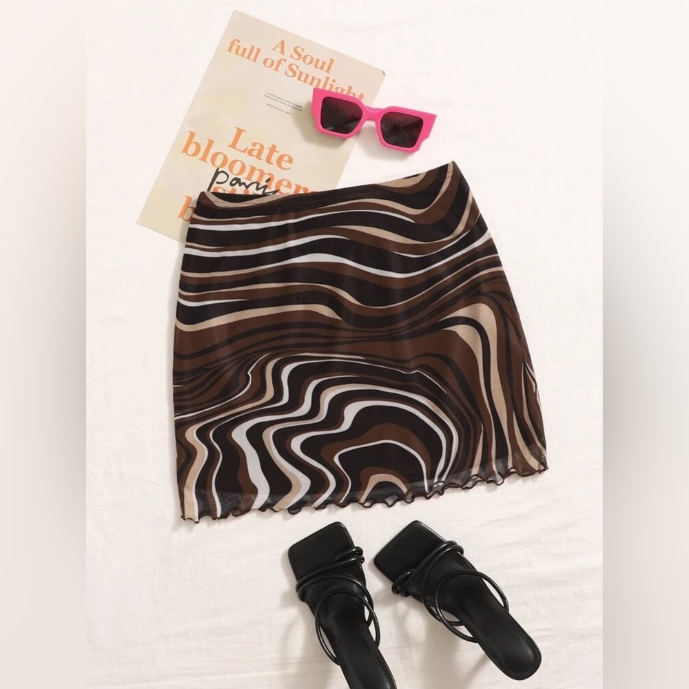 SHEIN NWT Brown Cream Wavy Print Mini Skirt – Cute & Stylish
